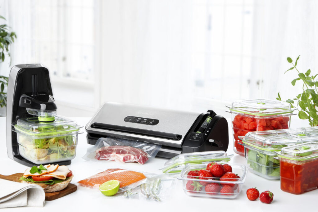 Två vakuumförpackare från FoodSaver står på ett bord. Från vänster Fresh Appliance och FoodSaver Stream