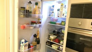 Kylen står öppen och i den står matvaror av olika slag.