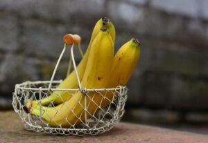 bananer i en nötkorg
