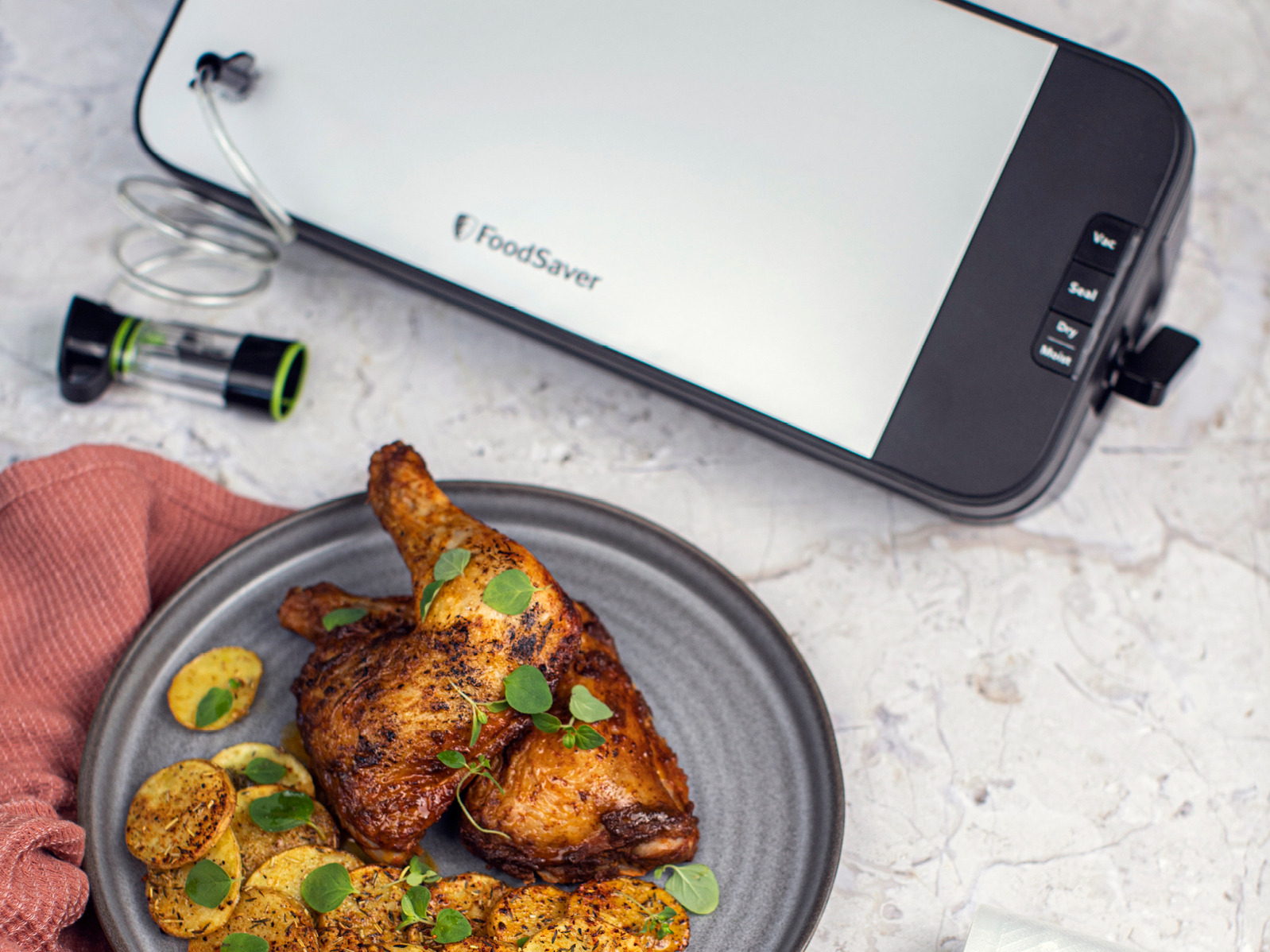 Perfekt lagad kyckling med vakuumförpackare från FoodSaver i köket.