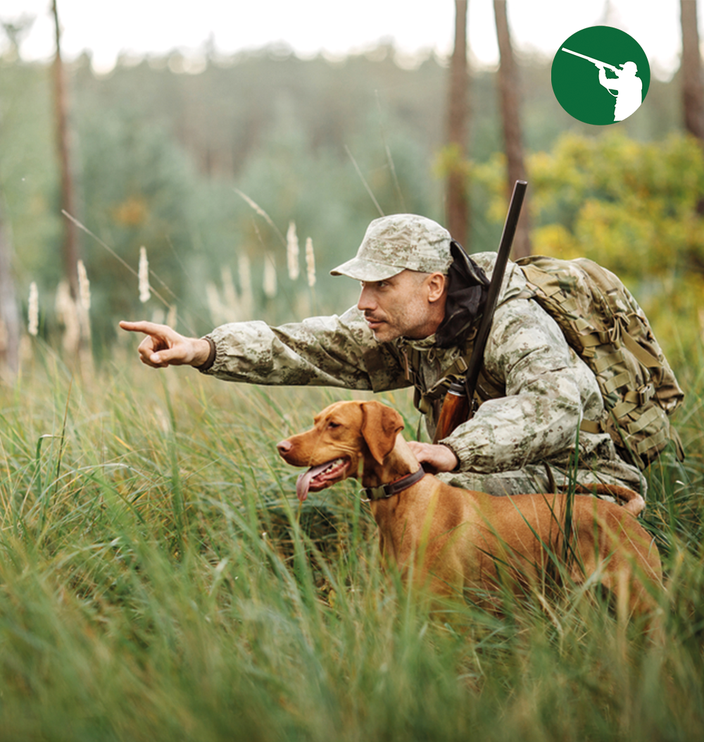 jägare-tillsammans-med-hund-i-skogen