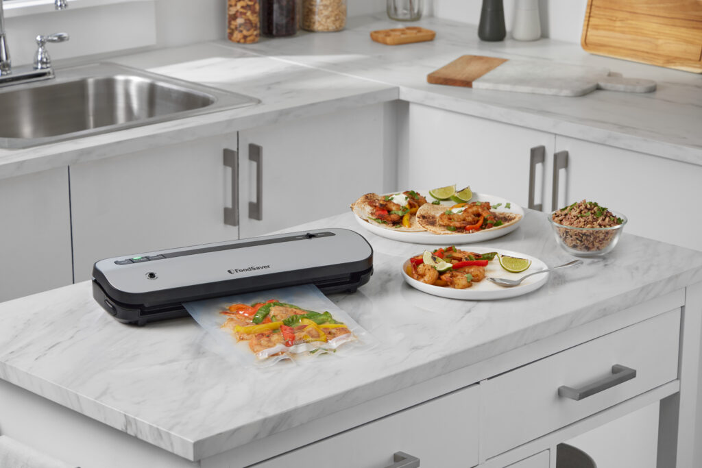 Matförseglare och måltider i modern köksmiljö.