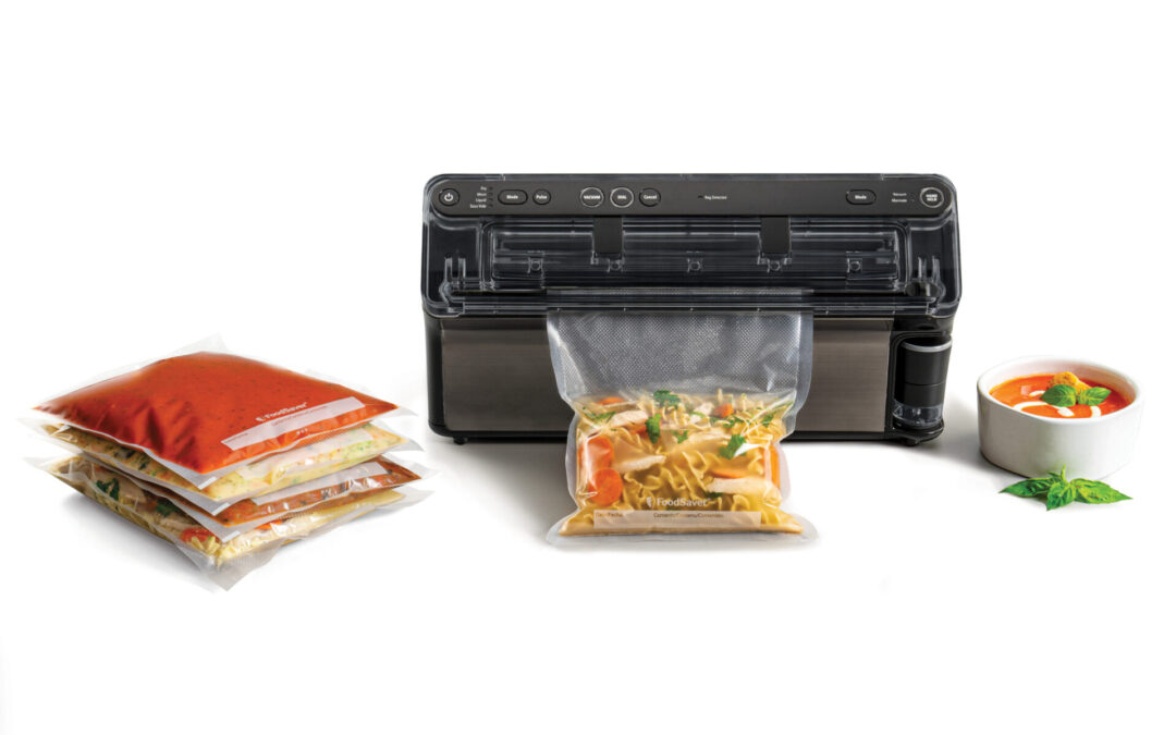 Vakuumförpackare med färdiga matförpackningar och soppskål.