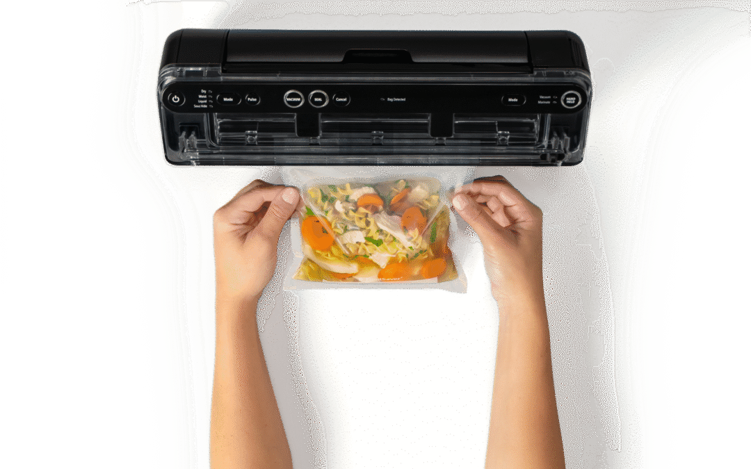 Vakuumförpackare som försluter mat i påse för längre hållbarhet.